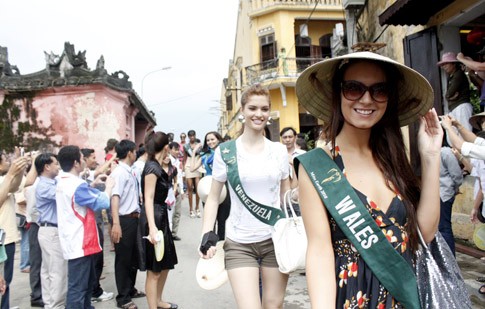 Thí sinh xứ Wales duyên dáng với nón lá tại Miss Universal 2008 tại Việt Nam